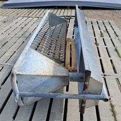 1 stk. brugt 1½" låge med trug og høhæk, længde: 2,75 m